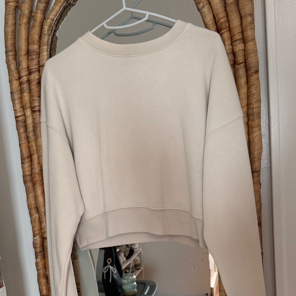 Cropped cream crewneck